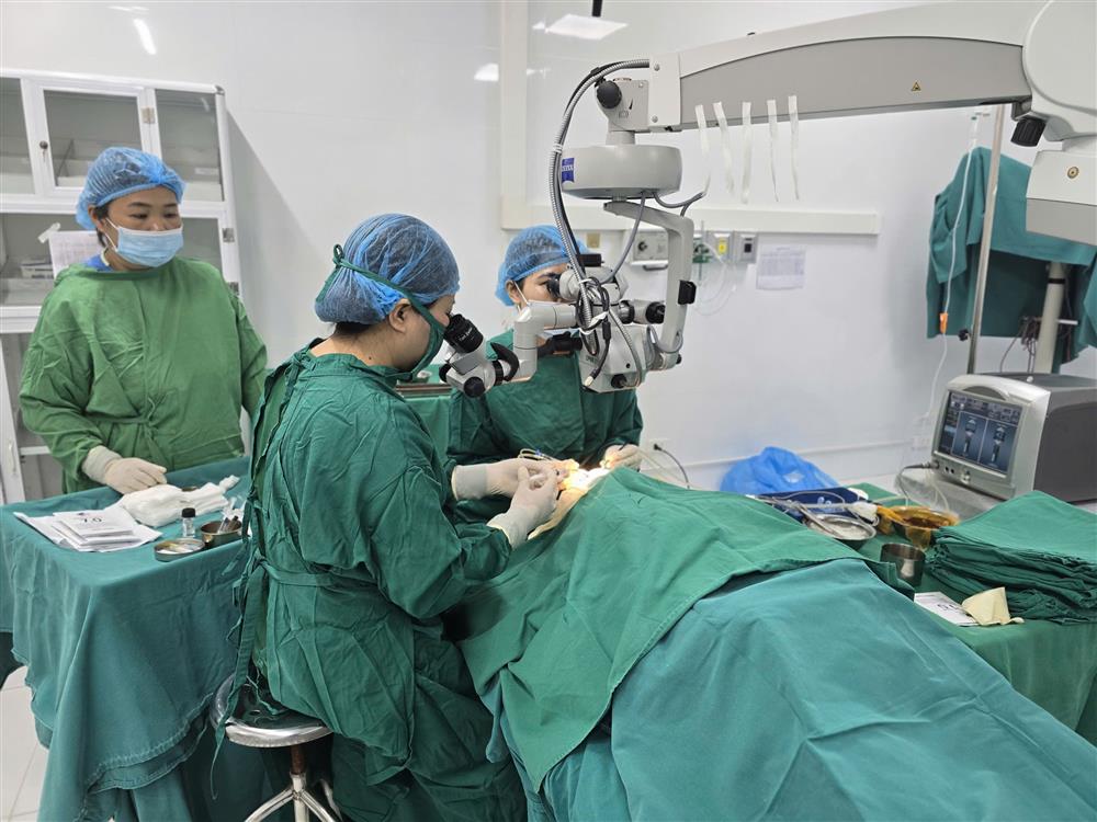 BỆNH VIỆN ĐA KHOA ĐỨC GIANG HỖ TRỢ SỞ Y TẾ CAO BẰNG TRIỂN KHAI KỸ THUẬT PHẪU THUẬT PHACO